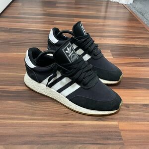 Men’s adidas sneakers size 9.5 style I-5923